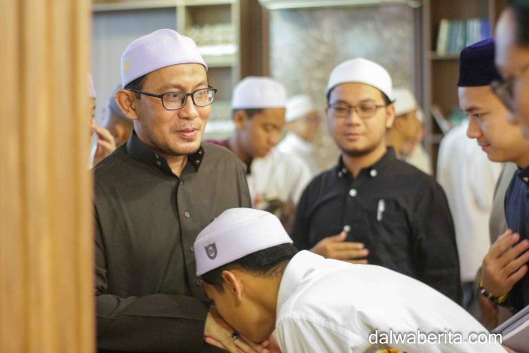 ”RUTIN TIAP BULAN, KIYAI ABDURRAHMAN FAQIH ISI KAJIAN SANTAI DI DALWA DAN PERKUAT TRADISI KEILMUAN”