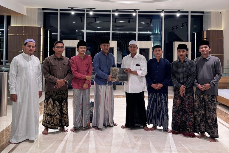 “SILATURAHMI LBM PLOSO AL-FALAH JAWA TIMUR DALAM RANGKA MEMPERERAT PERSAUDARAAN ANTAR PESANTREN”
