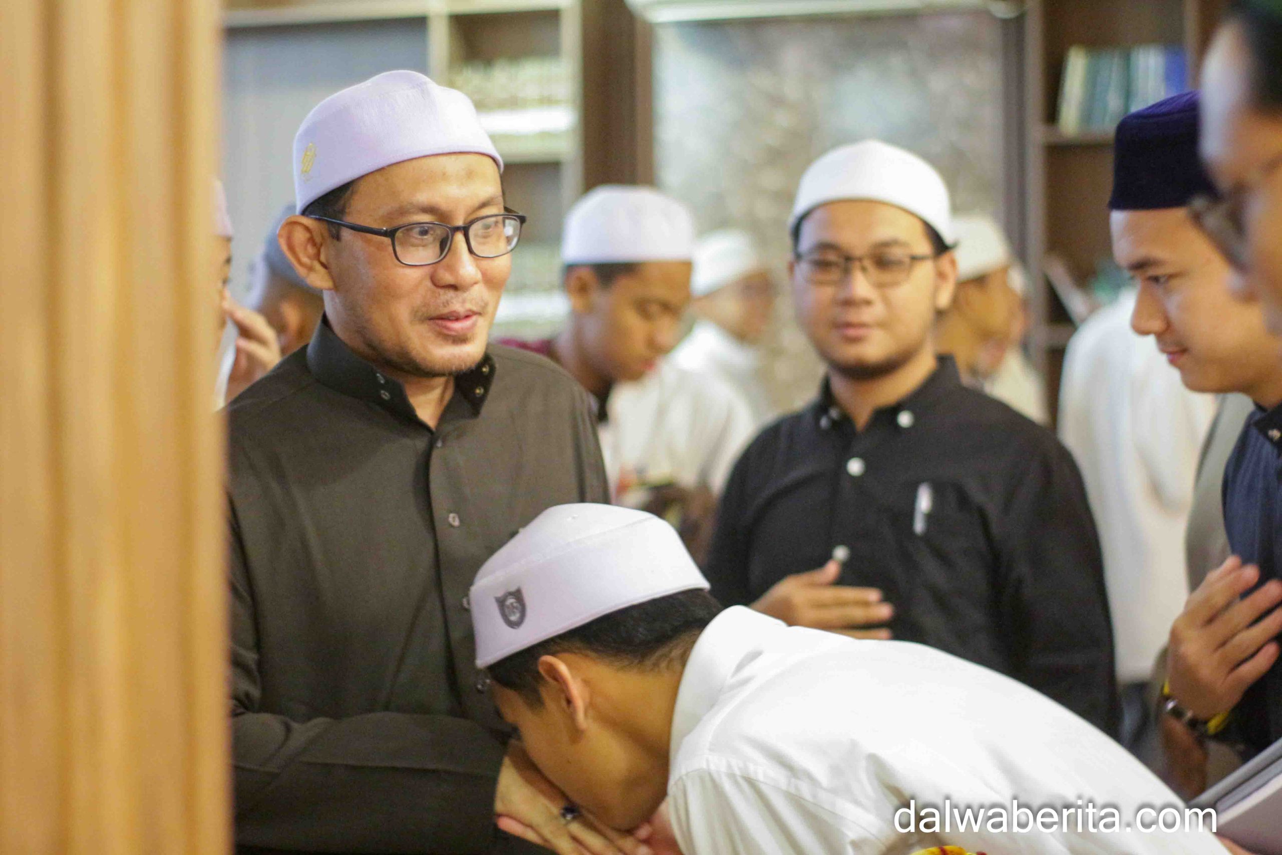 ”RUTIN TIAP BULAN, KIYAI ABDURRAHMAN FAQIH ISI KAJIAN SANTAI DI DALWA DAN PERKUAT TRADISI KEILMUAN”