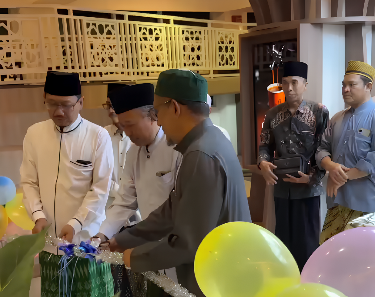 GEMERLAP LITERASI DAN KULINER: MUDIRUL MA’HAD ABUYA ZAIN BAHARUN RESMI BUKA CAFE MAKTABAH DALWA