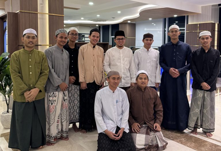 Ustadz Muhammad Nuruddin Kunjungi Perpustakaan Dalwa, Telaah Kitab dan Berdiskusi Seputar Keilmuan